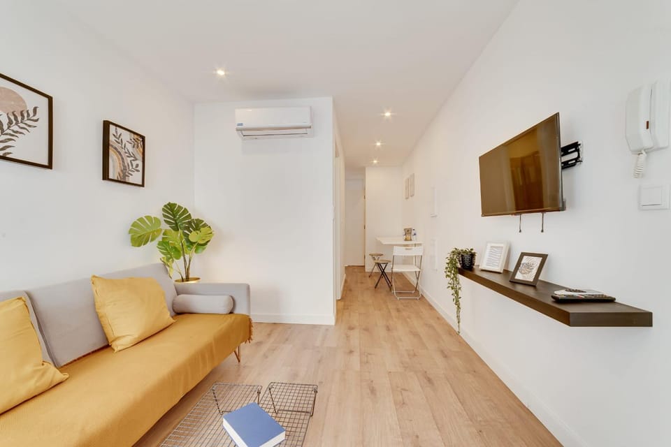 Communal lounge/ TV room, TV and multimedia, Living room, Seating area, Evening entertainment, air conditioner