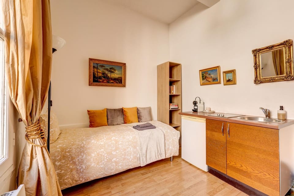 Small Luxurious Room in the heart of Saint Germain Apartment in Paris