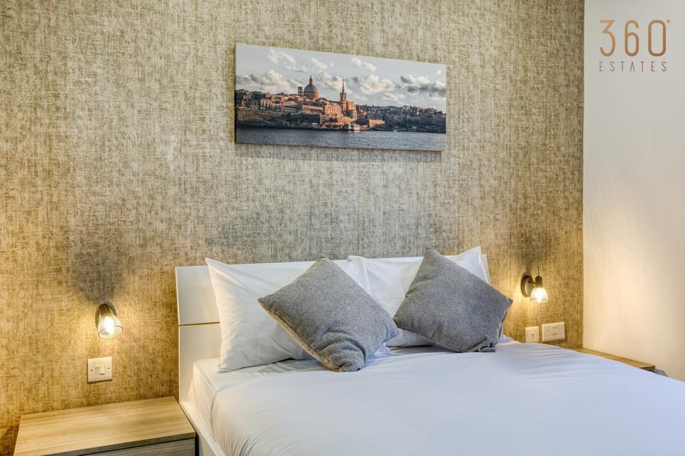 Bed, Photo of the whole room, Decorative detail, Bedroom