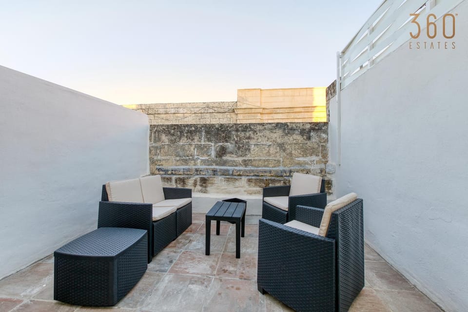 Patio, Day, View (from property/room), Balcony/Terrace, Living room, Seating area
