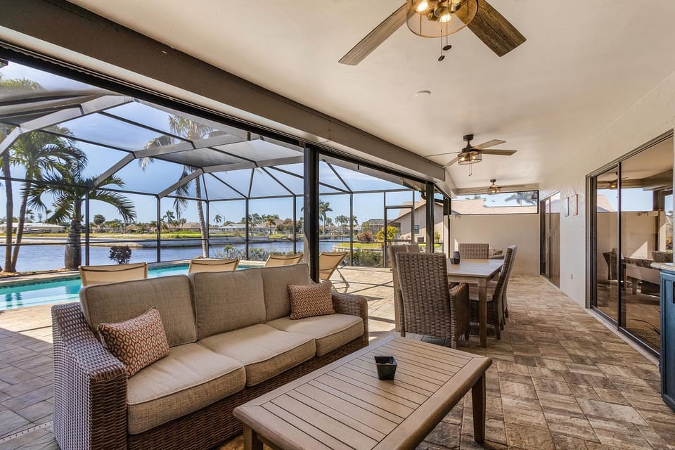 DIRECT GULF ACCESS, INTERSECTING CANAL, POOL HOME minutes from the RIVER! - Villa Southern Charm House in Cape Coral