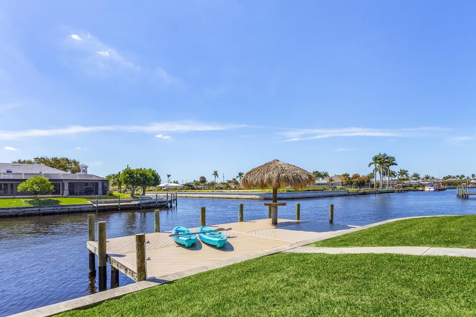 DIRECT GULF ACCESS, INTERSECTING CANAL, POOL HOME minutes from the RIVER! - Villa Southern Charm House in Cape Coral