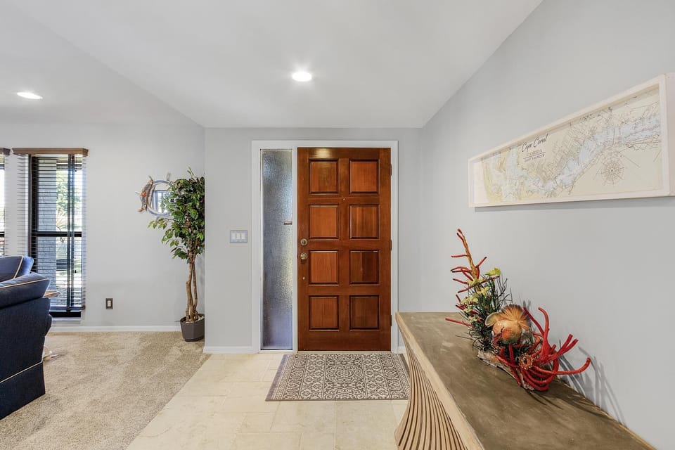 DIRECT GULF ACCESS, INTERSECTING CANAL, POOL HOME minutes from the RIVER! - Villa Southern Charm House in Cape Coral