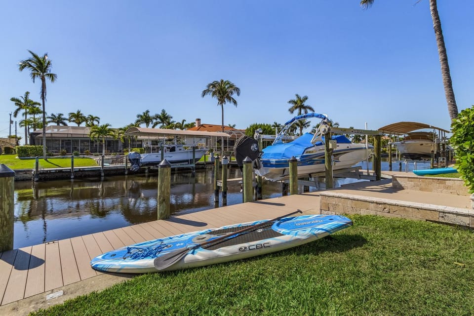 Gulf Access, Kayak, Paddle Board, Heated Saltwater Pool and Dolphins! - Villa Delfin- Roelens House in Cape Coral