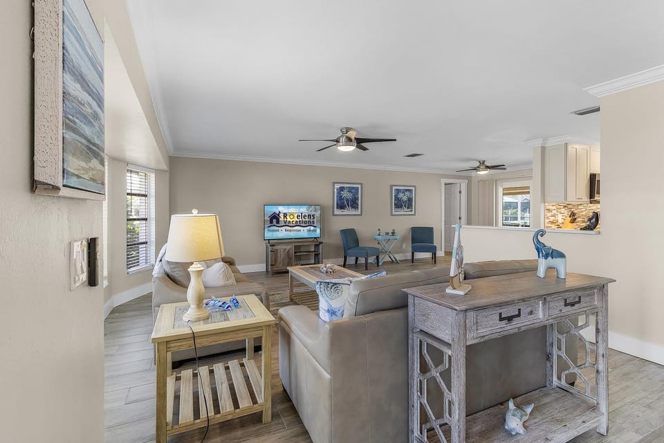 Gulf Access, Kayak, Paddle Board, Heated Saltwater Pool and Dolphins! - Villa Delfin- Roelens House in Cape Coral