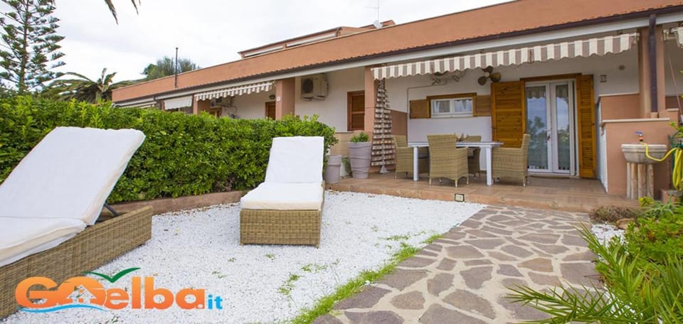 Property building, Patio, Day, Garden, Garden view, sunbed