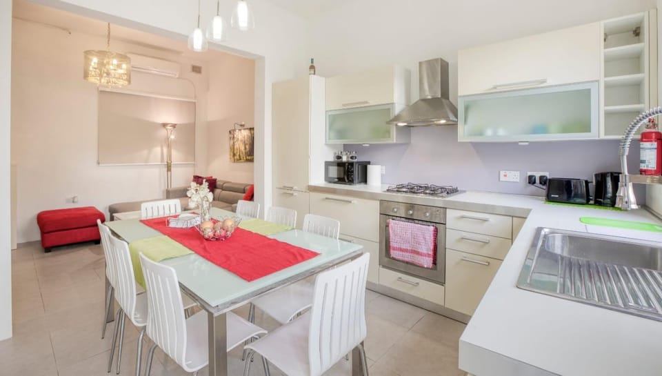 Cozy Room St Julian's Bed and Breakfast in Sliema