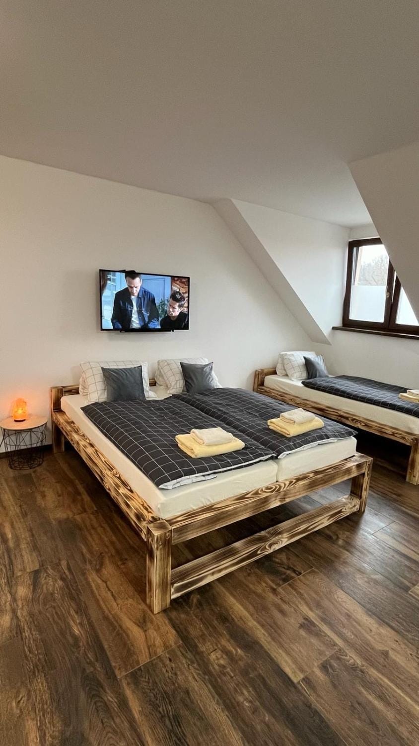 Bed, TV and multimedia, Bedroom