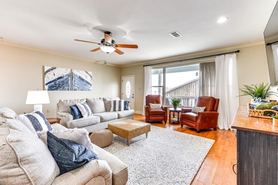 Lakefront Oscar Home w/ Game Room + Boat Dock! House in False River