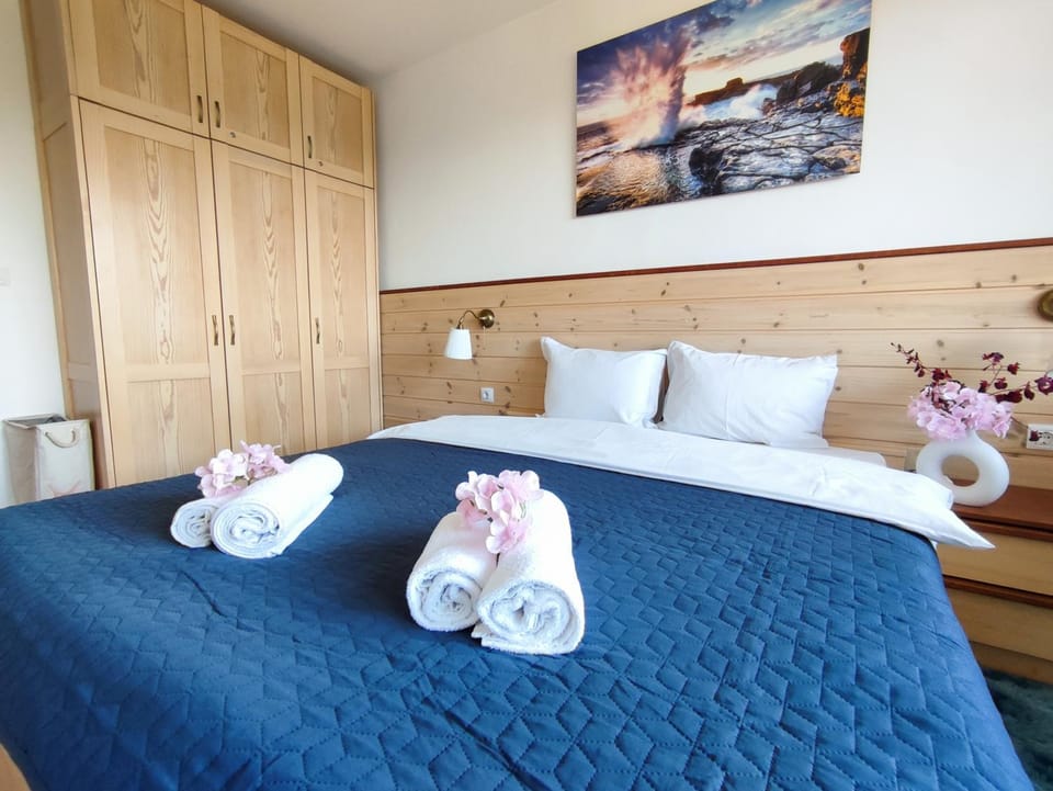 Bed, Bedroom, towels, wardrobe