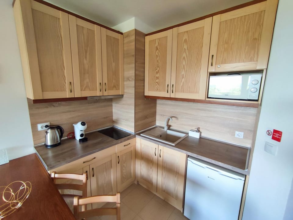 Coffee/tea facilities, Kitchen or kitchenette, Dining area, microwave, stove
