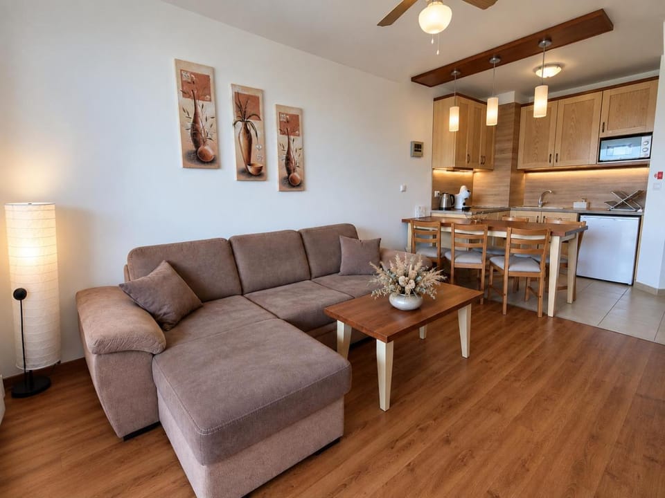 Kitchen or kitchenette, Dining area, stove