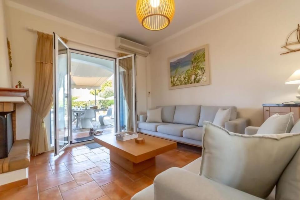 Villa Zephyros, 7 minute walk to Eglina Beach Villa in Cephalonia