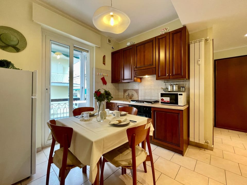 Dining area, minibar, pet friendly, stove