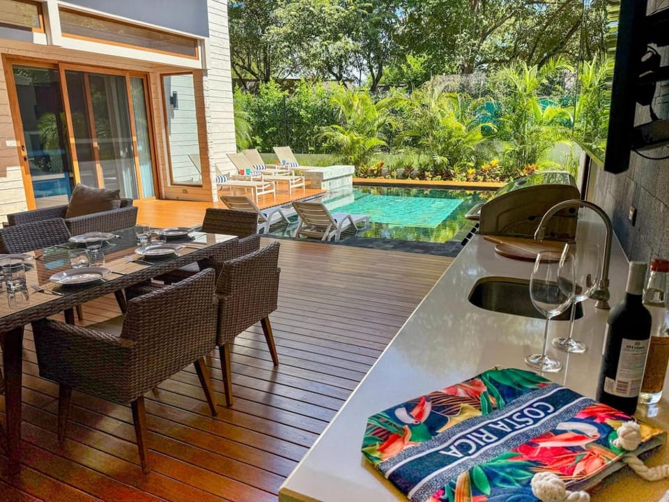 Private Pool with direct access to 2 beaches! Apartment in Playa Langosta