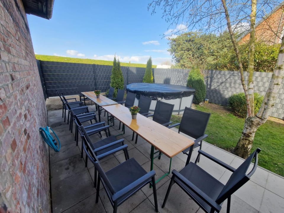 Property building, Balcony/Terrace, Living room