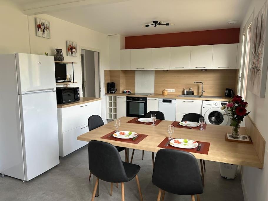 Kitchen or kitchenette, Dining area