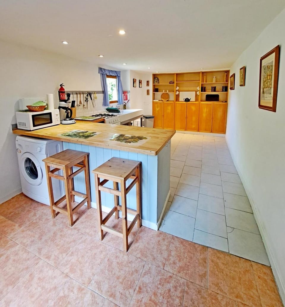 Dining area, dishwasher, oven, stove, toaster, washing machine