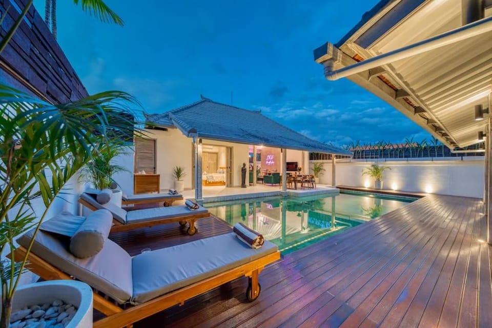 Beautiful villa Yang Tao in the heart of Seminyak with private staff Villa in Kuta