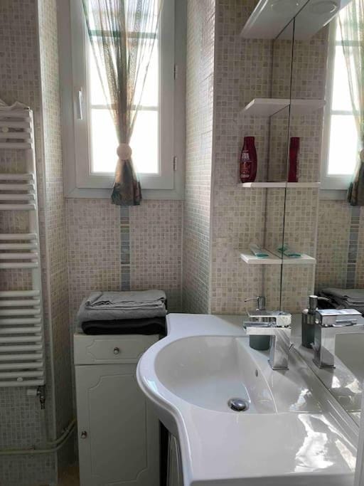 Bathroom, towels