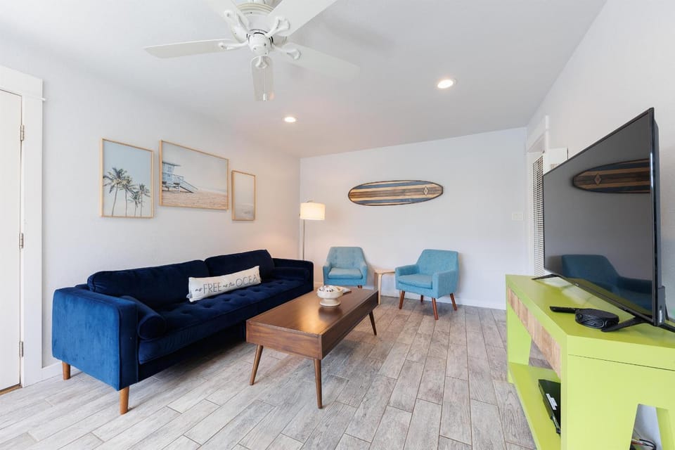 Walk to Beach, Outdoor Living, Pet-Friendly! House in Carlsbad