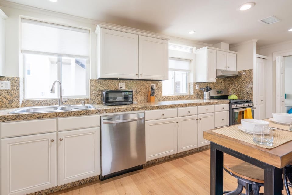 CBS-1236 - Sensational Summit Sunsets House in Cardiff