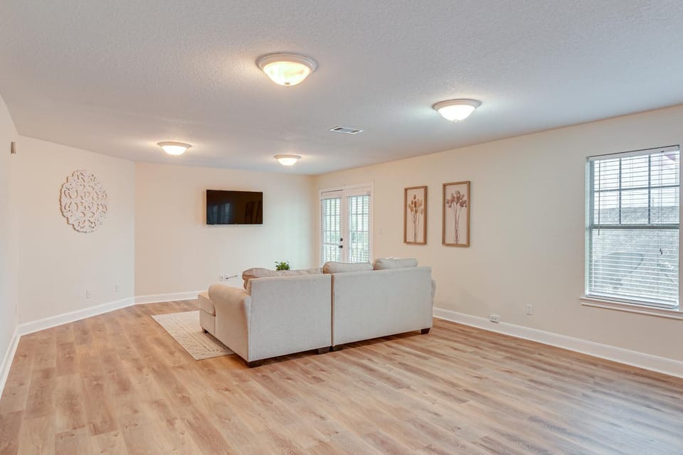 Downtown Kemah Rental about 3 Blocks to Boardwalk! Apartment in Kemah