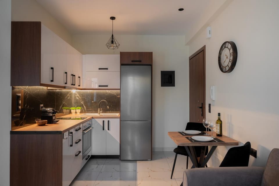 Kitchen or kitchenette, Living room, Dining area, minibar, oven, stove