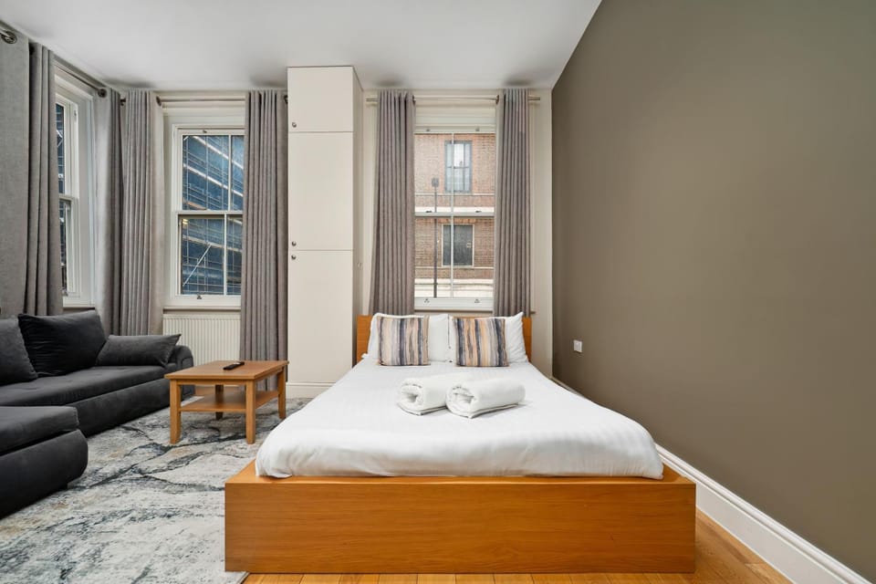 Bed, Living room, Photo of the whole room, Seating area