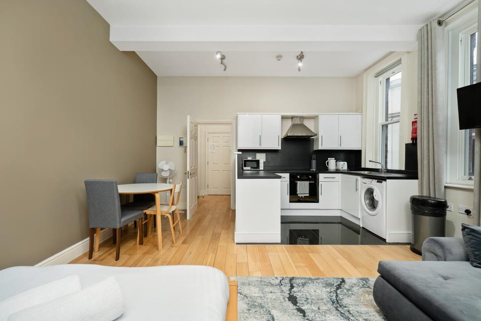 TV and multimedia, Kitchen or kitchenette, Living room, Seating area, Dining area, minibar, oven, stove, toaster, washing machine