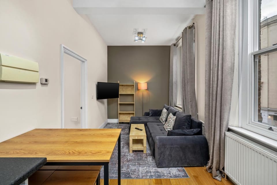 TV and multimedia, Living room, Seating area, Evening entertainment