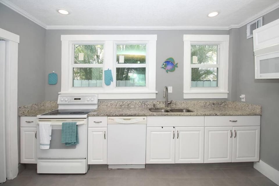 Modern 3BR, Pet-Friendly, WiFi, Washer & Dryer House in West Palm Beach