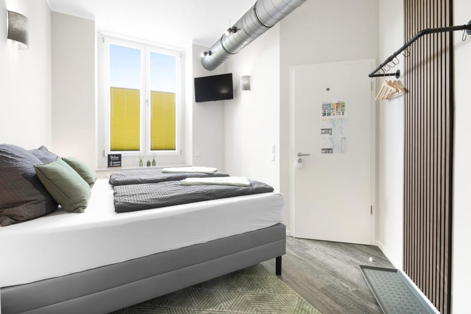 Bed, TV and multimedia, Bedroom