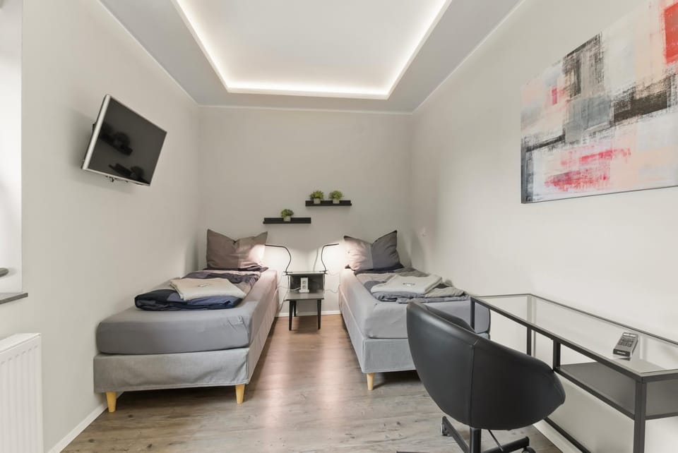 Bed, TV and multimedia, Bedroom