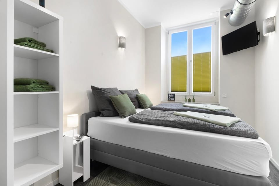 Bed, TV and multimedia, Bedroom