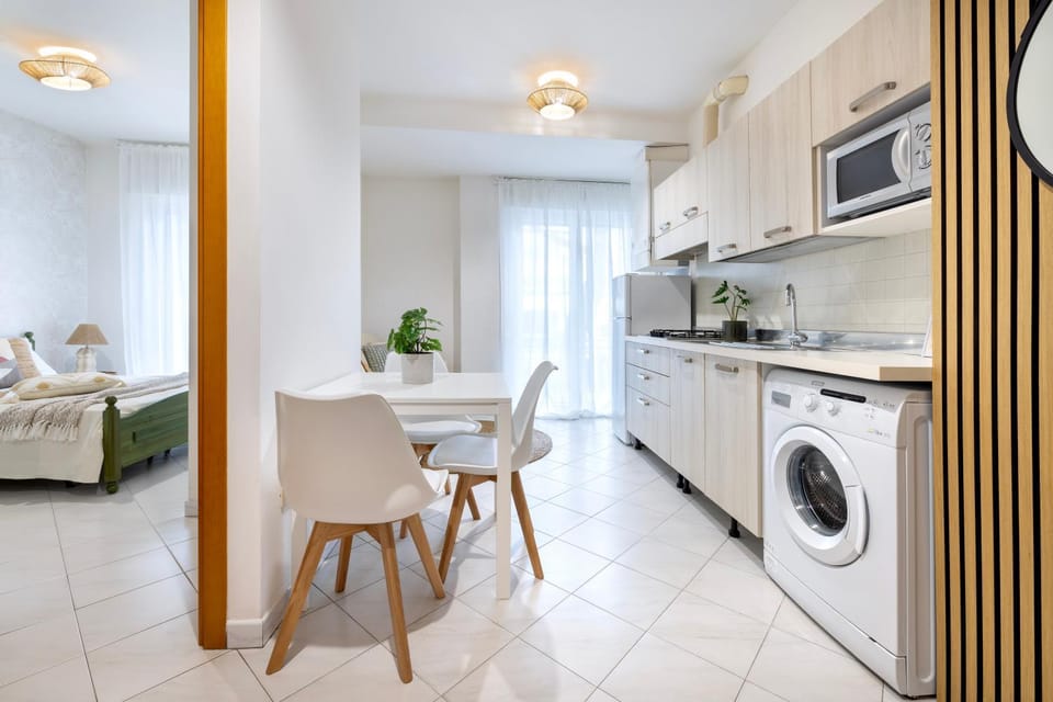 Bed, Kitchen or kitchenette, Living room, Photo of the whole room, Seating area, Dining area, stove, washing machine