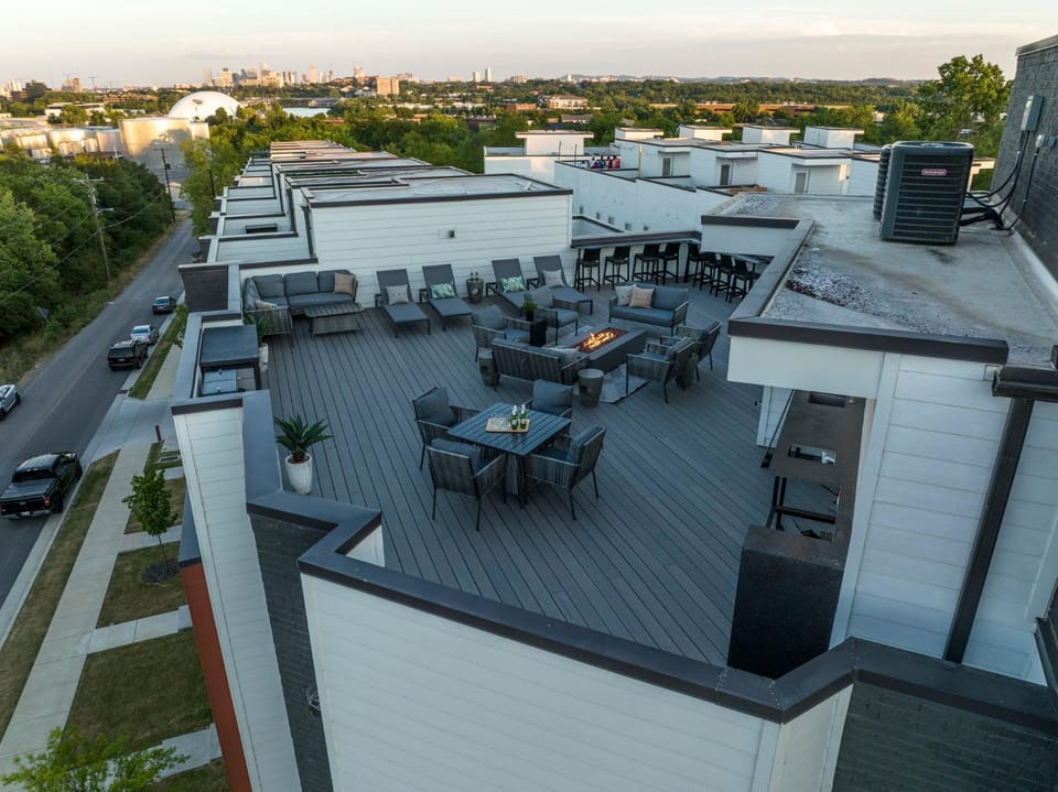 Rooftop Skyline Views DT Nash Sleeps 12 House in Nashville