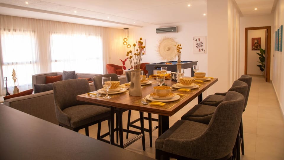 Living room, Food and drinks, Seating area, Dining area, Food, air conditioner