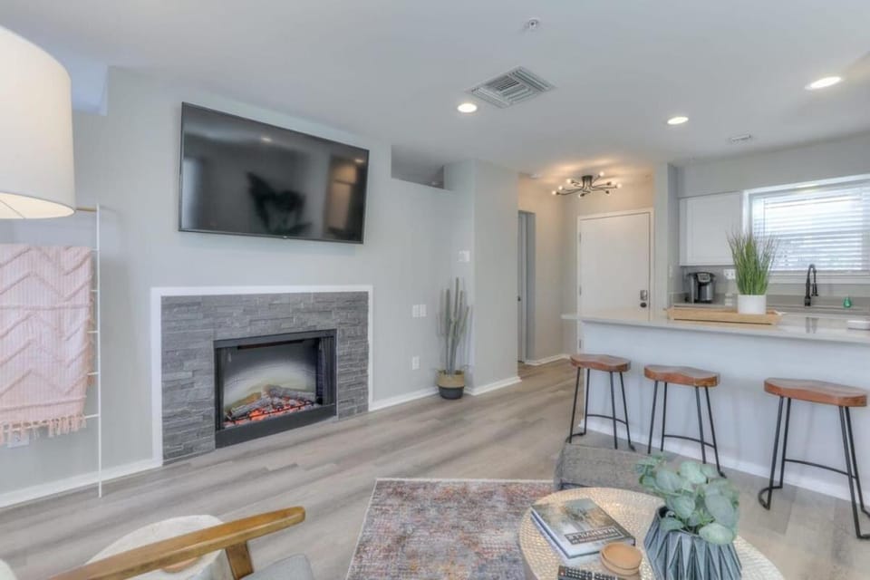 Walk to Broadway Riverfront Condo with Pool Apartment in East Nashville