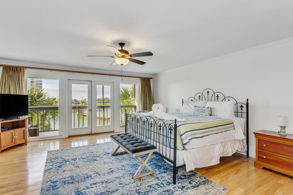 Walk 2 Beach Golf Dining & More -Sleeps 12 House in Miramar Beach