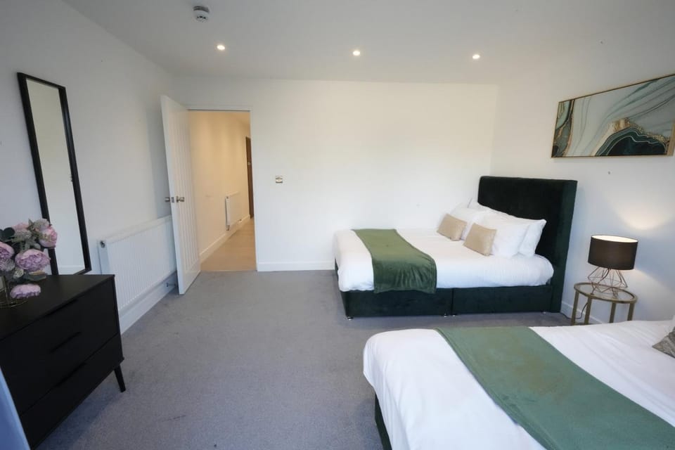 Bed, Living room, Photo of the whole room, Seating area, Bedroom, wardrobe