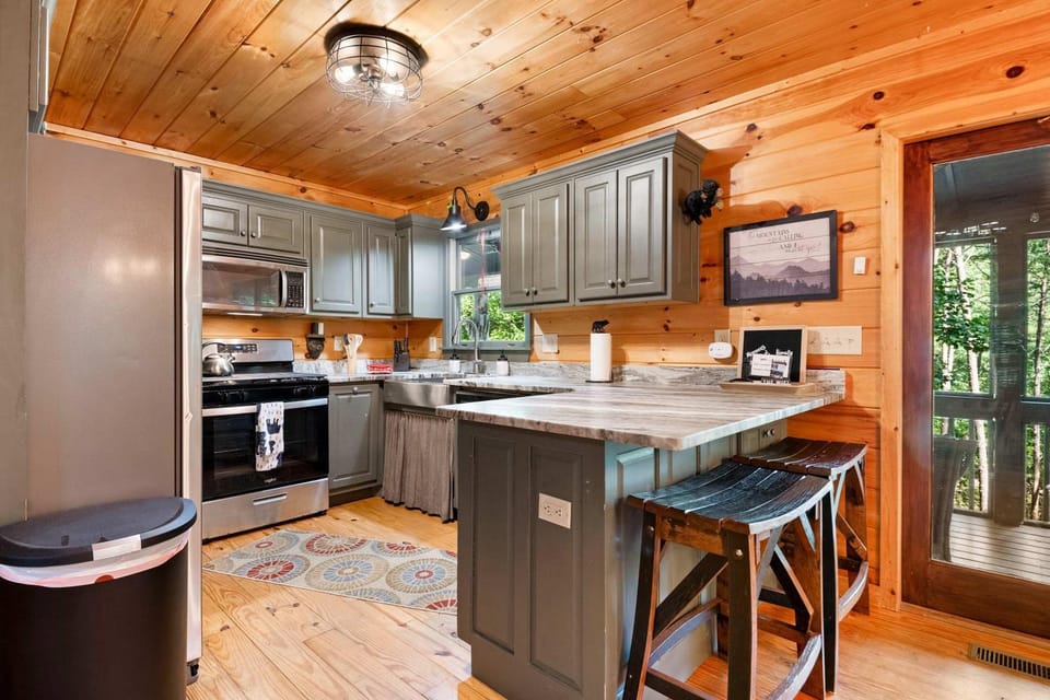 Lakeside Retreat Hot Tub Fishing Hiking House in Georgia