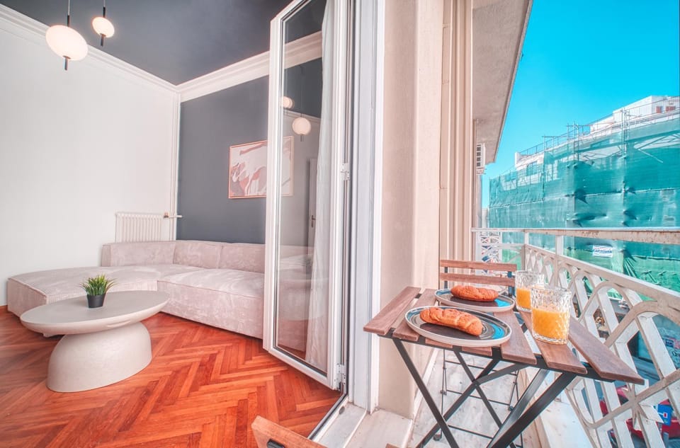 View (from property/room), Balcony/Terrace, Living room