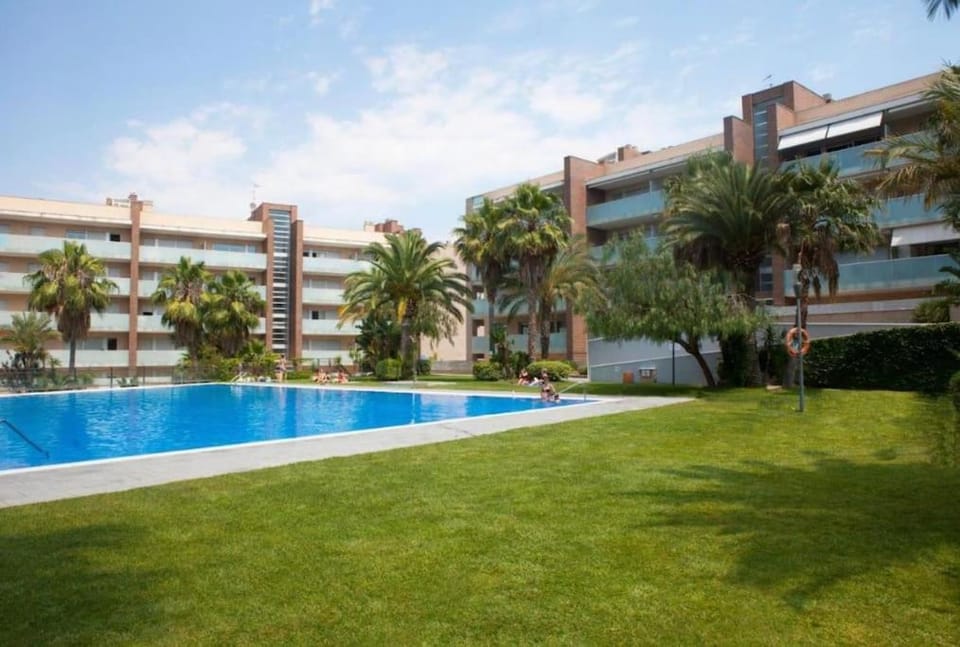 Property building, Natural landscape, Garden, Swimming pool, sunbed