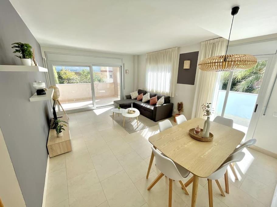 Living room, Seating area, Dining area