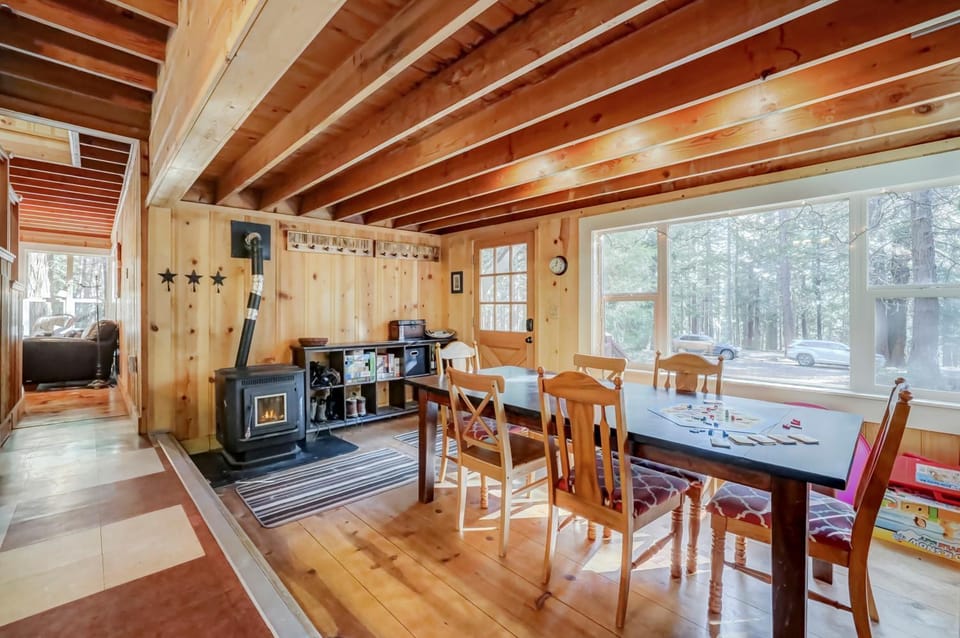 Spacious Classic Cabin Retreat- near Lassen Cabin in Sierra Nevada