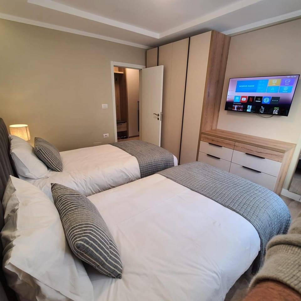TV and multimedia, Photo of the whole room, Bedroom, wardrobe