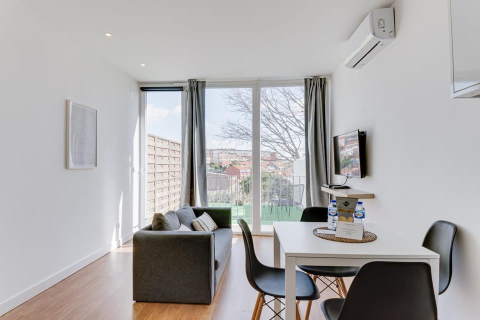 TV and multimedia, Living room, Seating area, Dining area, air conditioner
