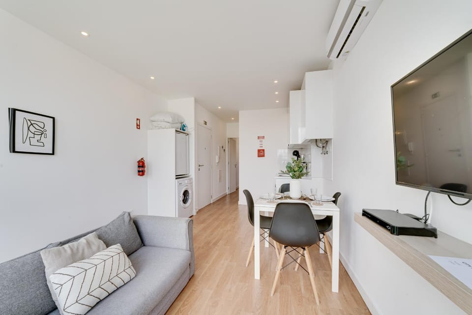 TV and multimedia, Kitchen or kitchenette, Living room, Seating area, hair dresser