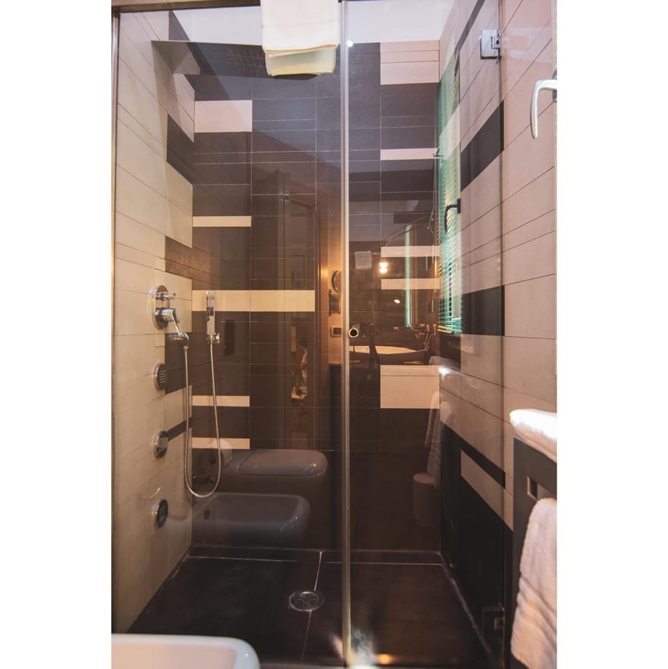 Shower, Toilet, Bathroom, Bath, towels